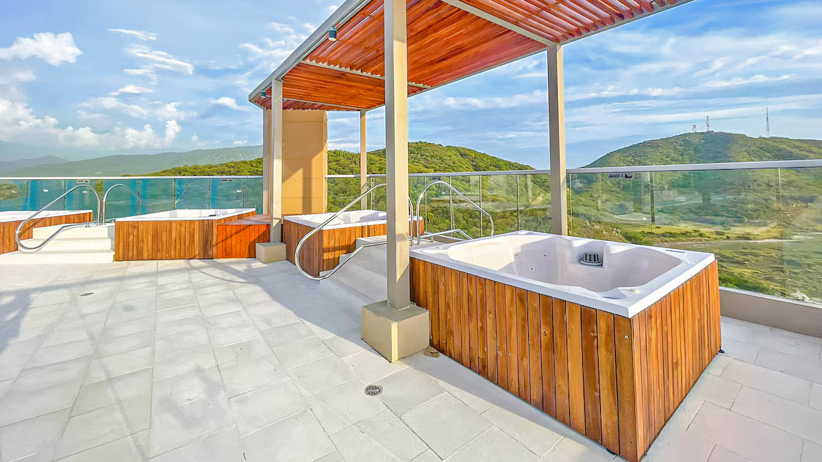 Terraza con jacuzzi de un alojamiento Stay