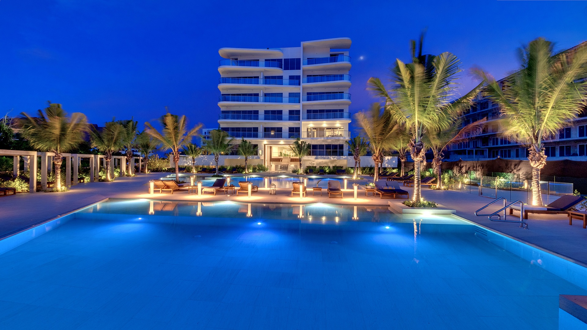 Piscina iluminada de noche en un alojamiento Stay