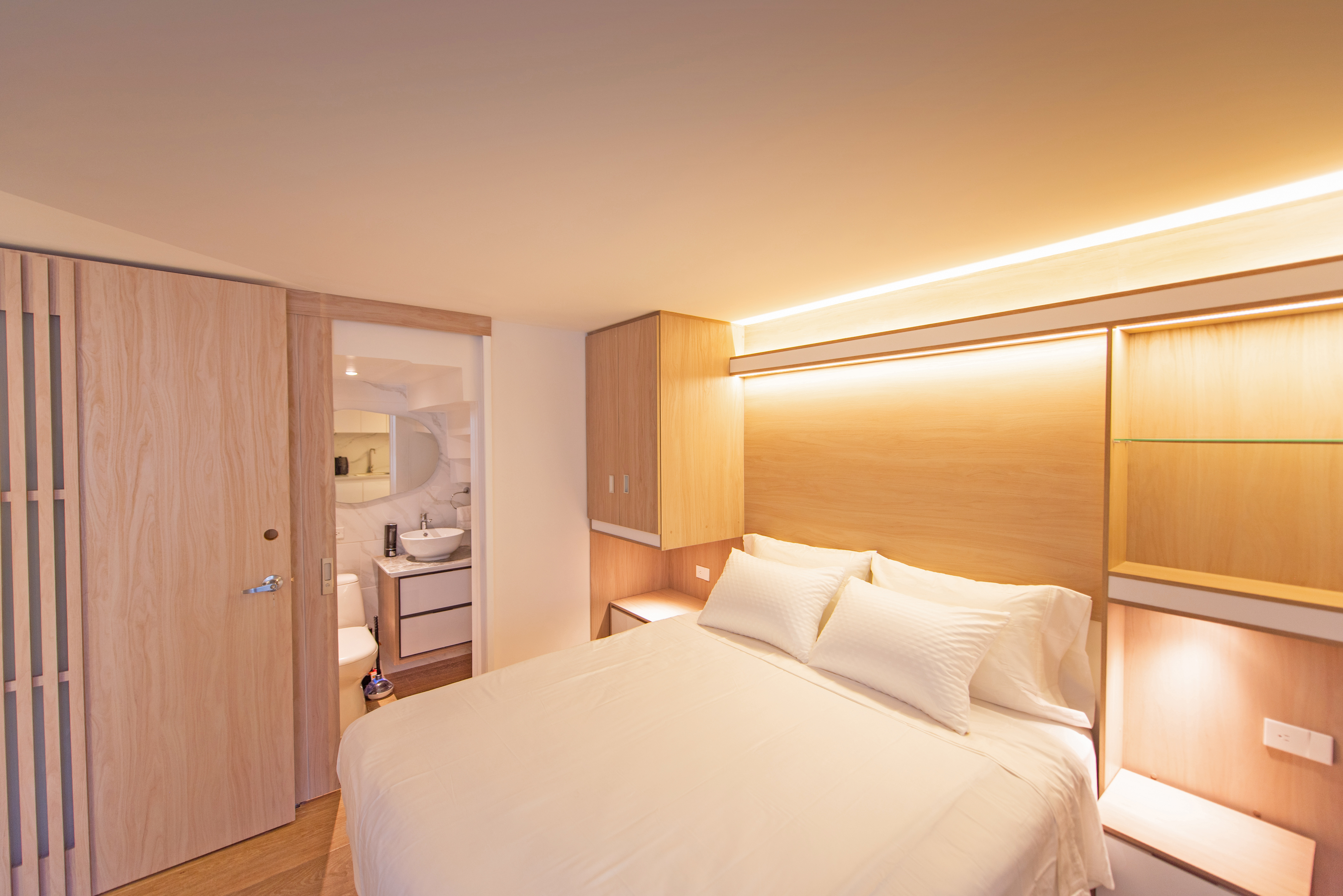 Habitación Stay con acabados cálidos y luz natural